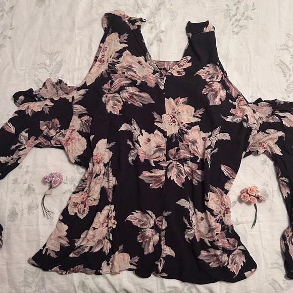 Open Shoulder Floral Blouse - Picture 2 of 3